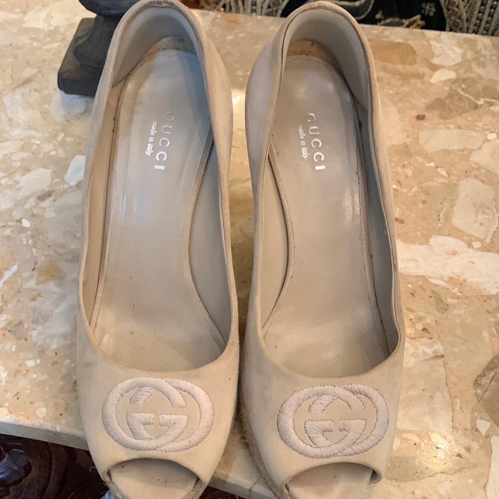 Gucci suede espadrille sandals size 36 light beige